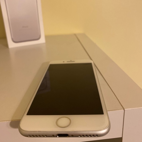 Apple IPhone 7 Silver - Picture 3 of 3